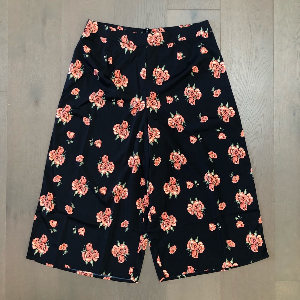 PrettyLittleThing Pink Floral Navy Culottes Pants - Picture 2 of 6